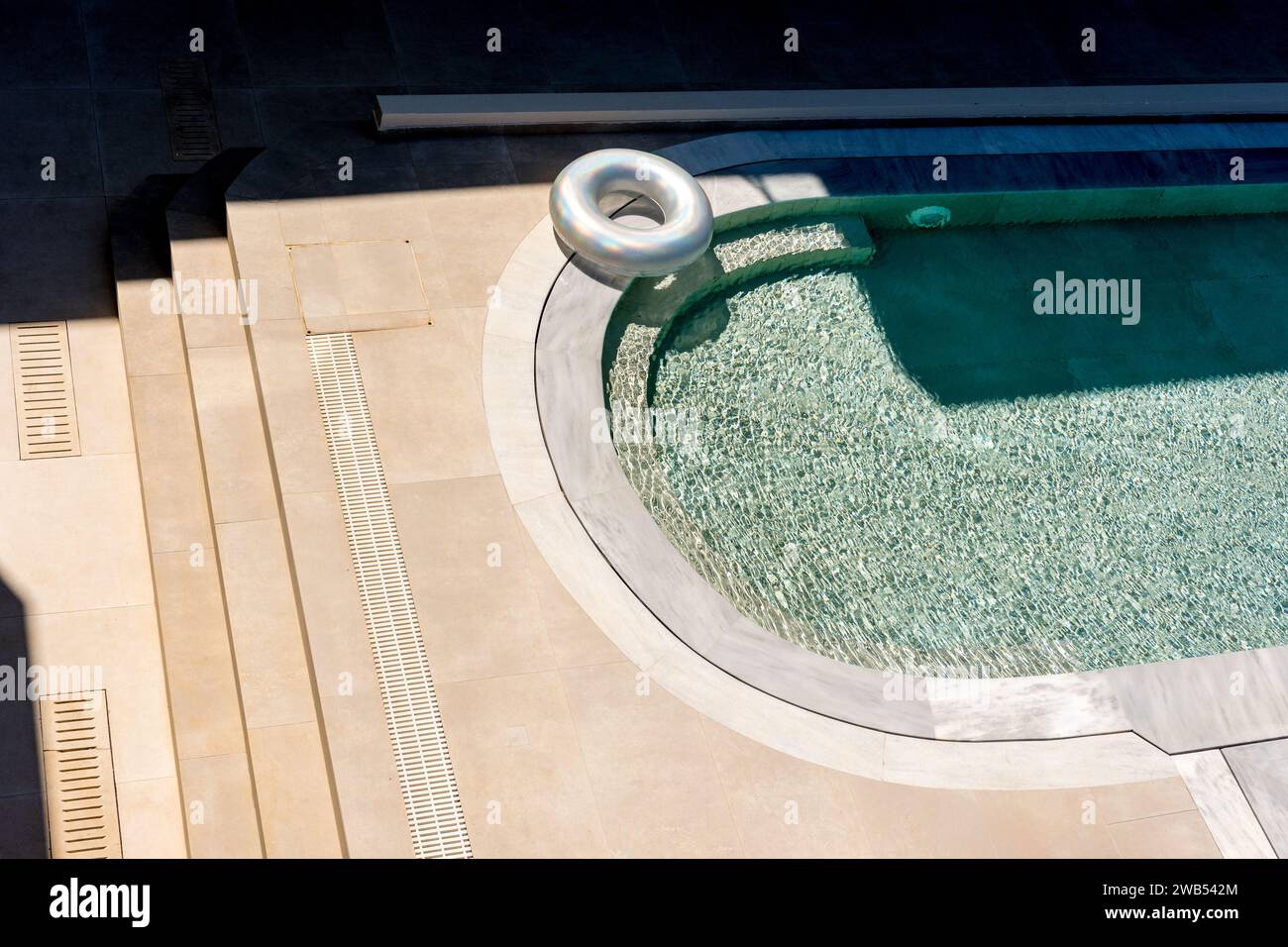 Vue de dessus de la piscine avec beignet gonflable. Arrière-plan estival. Banque D'Images