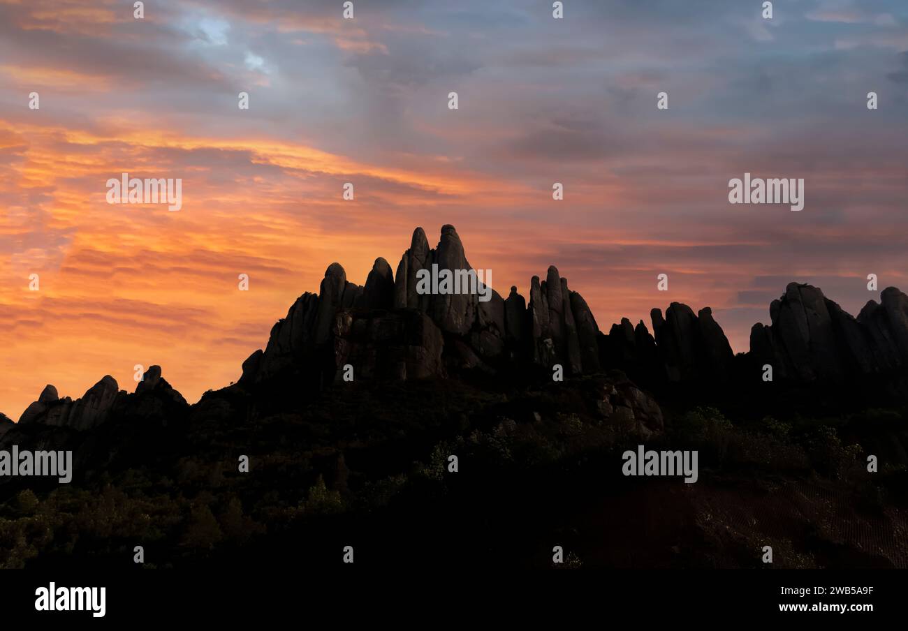 Silhouette de montagnes à Montserrat avec un ciel coloré du soir, près de Barcelone, Espagne. Banque D'Images