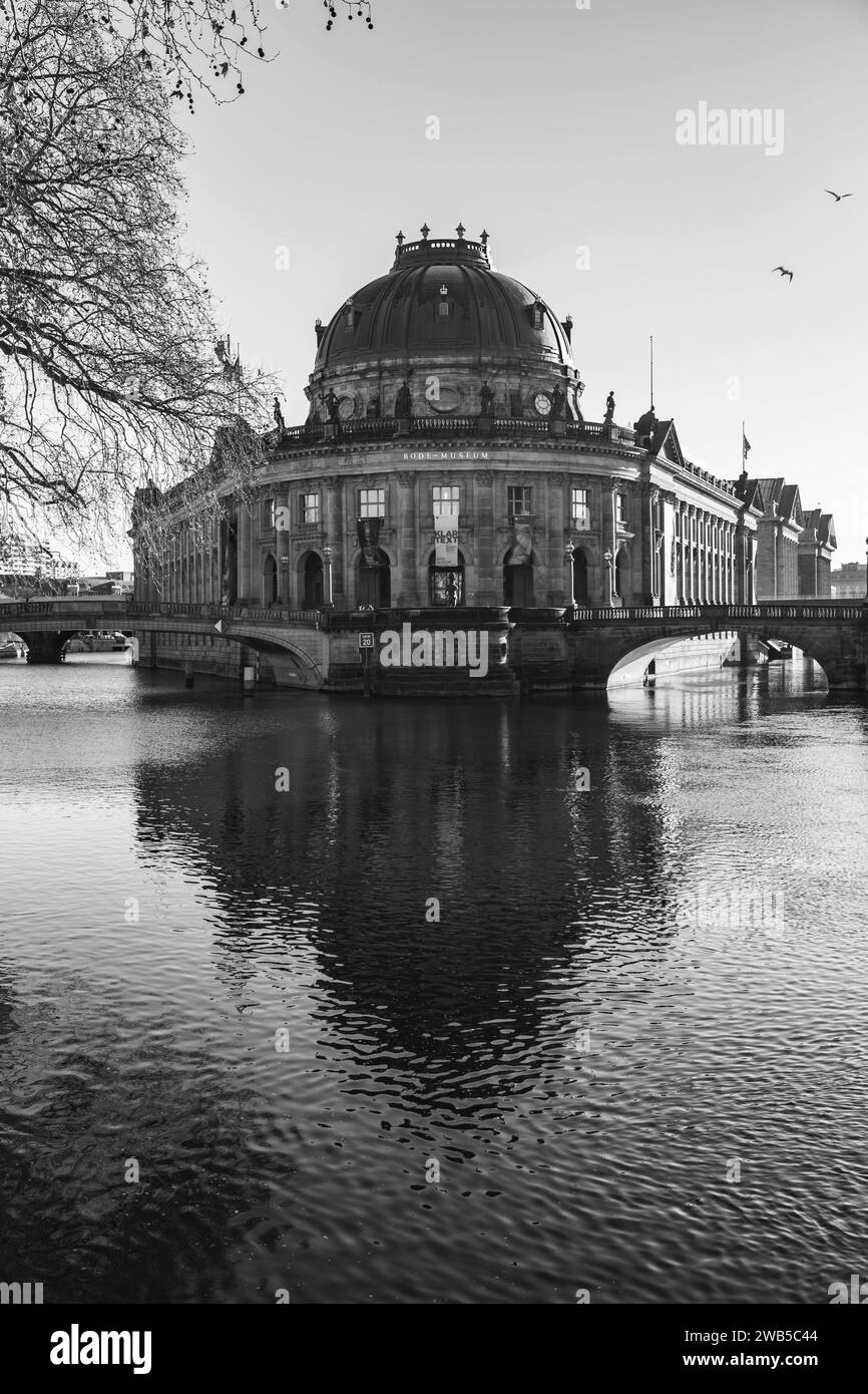 Berlin, Allemagne - 20 décembre 2021: Vue extérieure du musée de la Bode sur l'île des Musées, le long de la Spree à Berlin, la capitale allemande. Banque D'Images