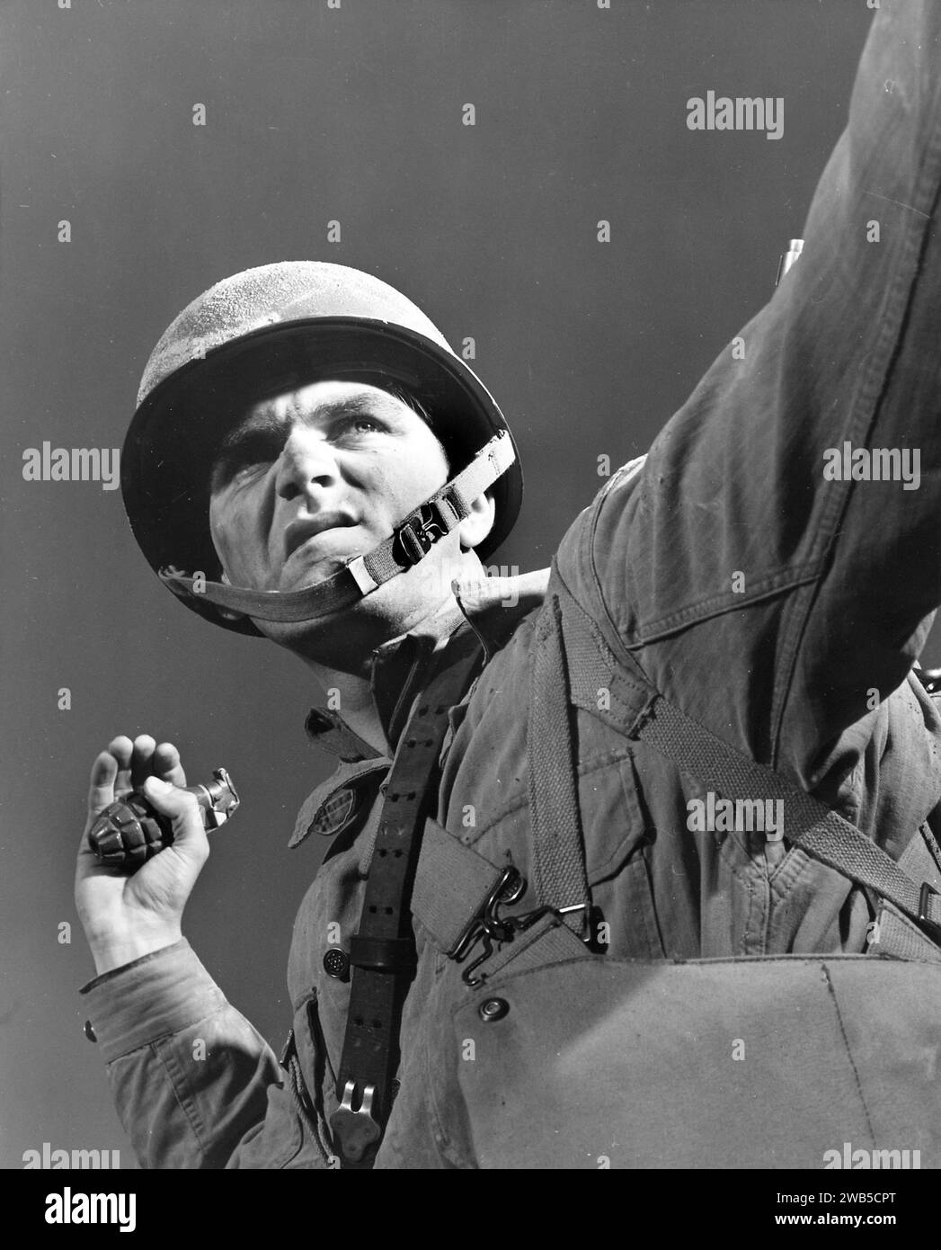 Un fantassin américain lançant une grenade à l'entraînement à fort Belvoir, en Amérique Banque D'Images