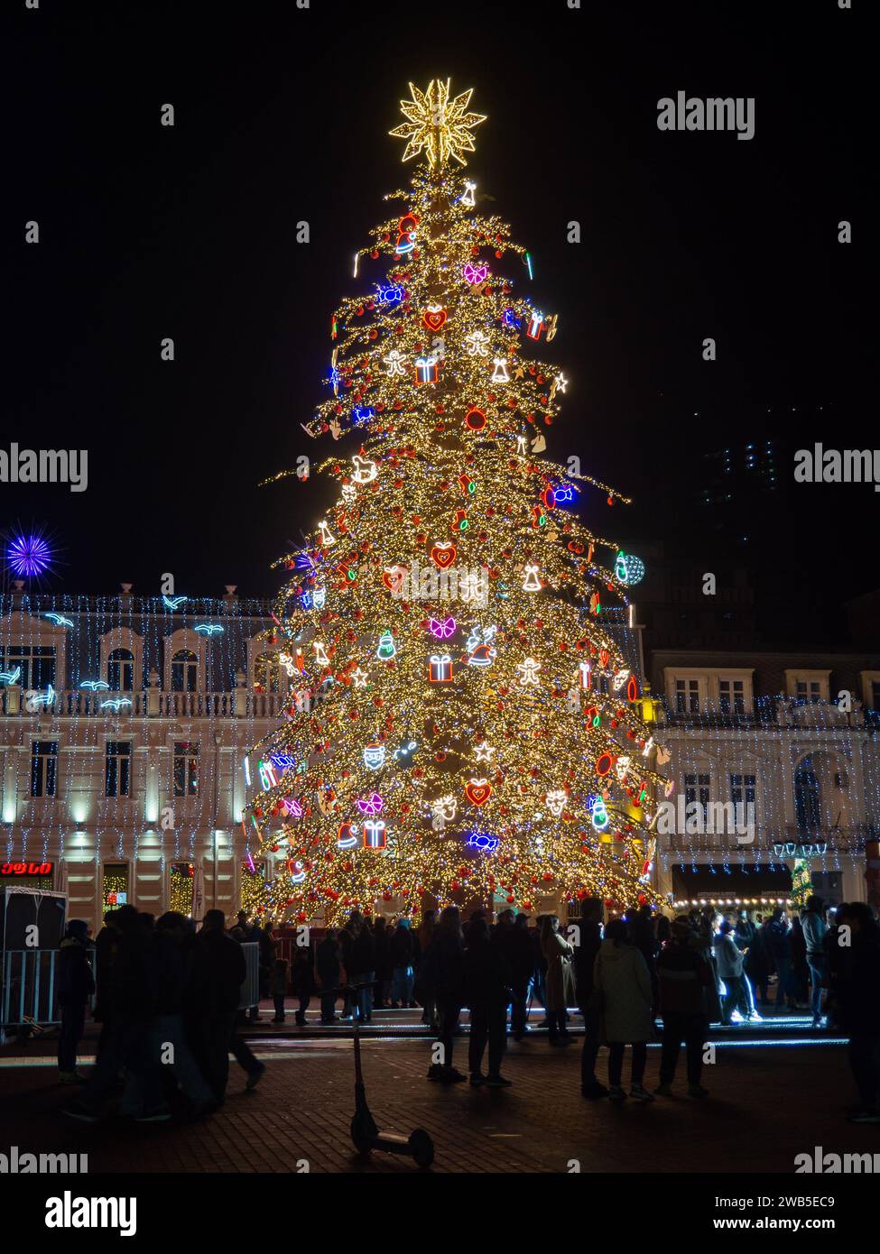 Batumi, Géorgie. 01.03.2024 arbre du nouvel an sur la place de la ville ...