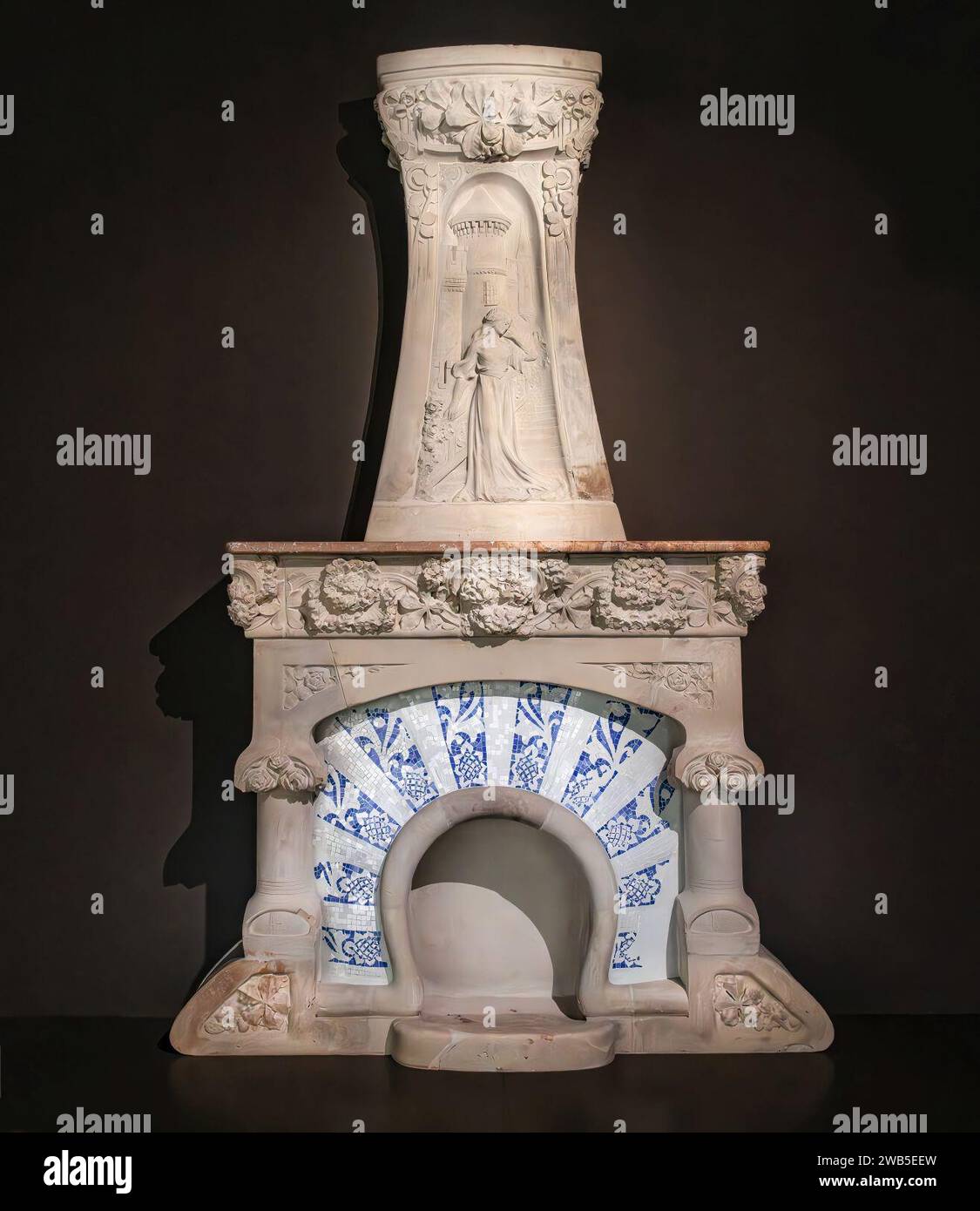 (Barcelone) cheminée avec relief sculptural de Luis Domènech i Montaner Banque D'Images
