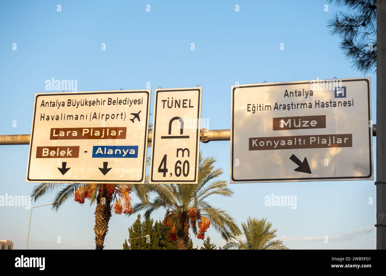 Panneaux routiers Antalya Turquie Banque D'Images