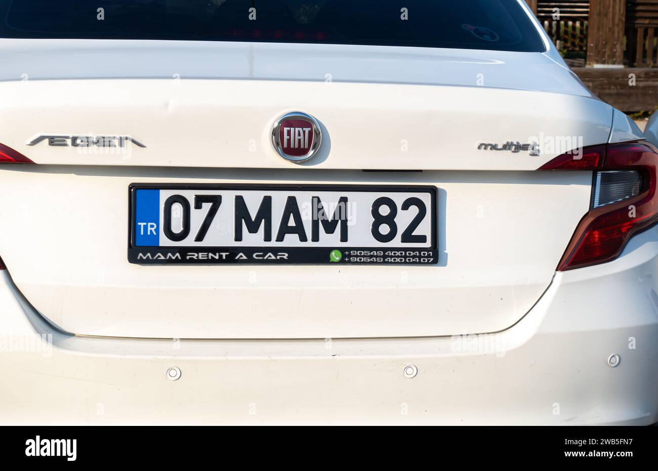 Plaque de voiture turque délivrée par la société de location de voitures MAM Rent a car. Fiat Egea constructeur automobile turc Banque D'Images