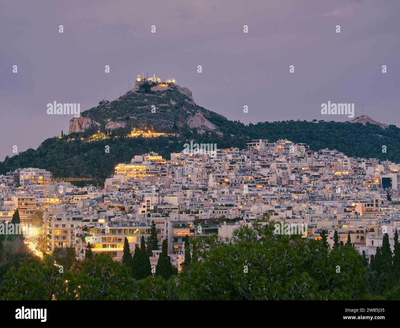 Vue sur la colline de Lycabette avec lumières de la ville d'Athènes. Grèce Banque D'Images