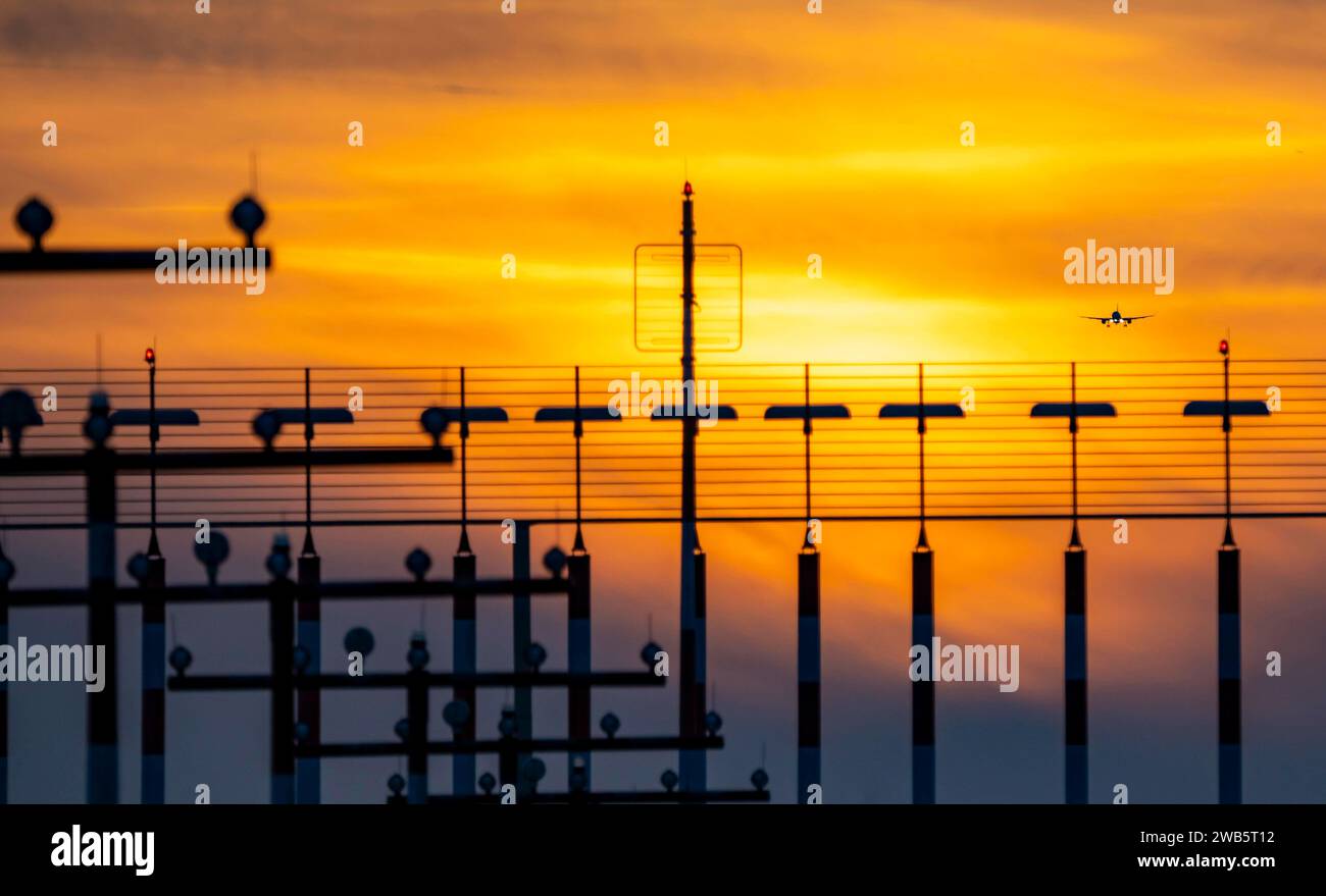 Landebahnbefeuerung, Anflughilfen, auf dem Flughafen Düsseldorf International, Sonnenuntergang, Flieger im Landeanflug auf die Hauptbahn Süd, 05R/23L, NRW, Deutschland, Luftfahrt *** éclairage de piste, aides d'approche, à l'aéroport international de Düsseldorf, coucher de soleil, avions approchant de la piste principale sud, 05R 23L, Allemagne Banque D'Images