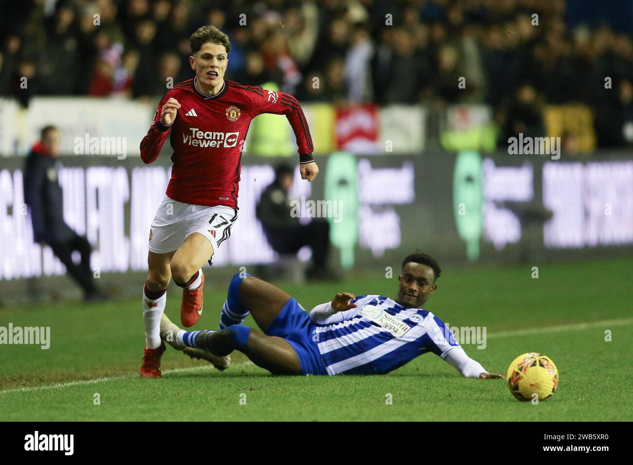 Wigan, Royaume-Uni. 08 janvier 2024. Alejandro Garnacho de Manchester United s'éloigne de Steven Sessegnon de Wigan Athletic. Emirates FA Cup, match de 3e tour, Wigan Athletic v Manchester Utd au DW Stadium à Wigan, Lancs, le lundi 8 janvier 2024. Cette image ne peut être utilisée qu'à des fins éditoriales. Usage éditorial uniquement, photo de Chris Stading/Andrew Orchard photographie sportive/Alamy Live News crédit : Andrew Orchard photographie sportive/Alamy Live News Banque D'Images