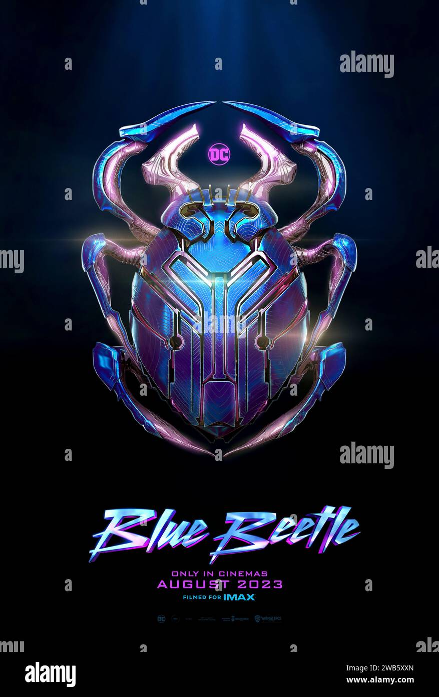 Blue Beetle (2023) réalisé par Angel Manuel Soto et mettant en vedette Xolo Maridueña, Bruna Marquezine et Becky G. un scarabée extraterrestre choisit Jaime Reyes pour être son hôte symbiotique, offrant au récent diplômé d'université une armure capable de pouvoirs extraordinaires, changer pour toujours son destin comme il devient le super-héros connu sous le nom de Blue Beetle. Affiche US Advance ***USAGE ÉDITORIAL SEULEMENT***. Crédit : BFA / Warner Bros Banque D'Images