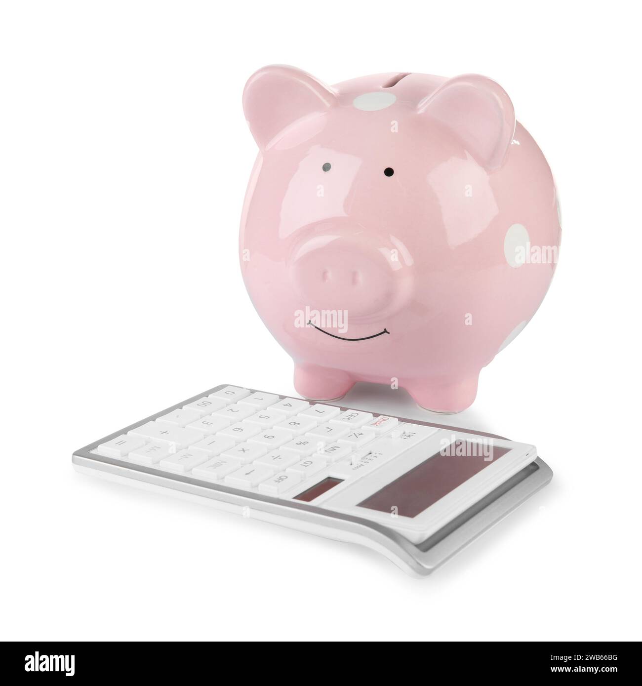 Calculatrice et tirelire rose isolé sur blanc Banque D'Images