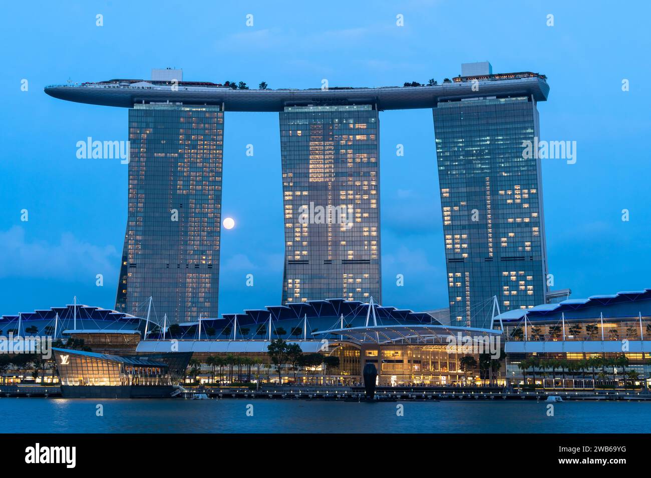 Singapour - août 30,2023 : magnifique vue en soirée sur Marina Bay Sands à Singapour. Banque D'Images