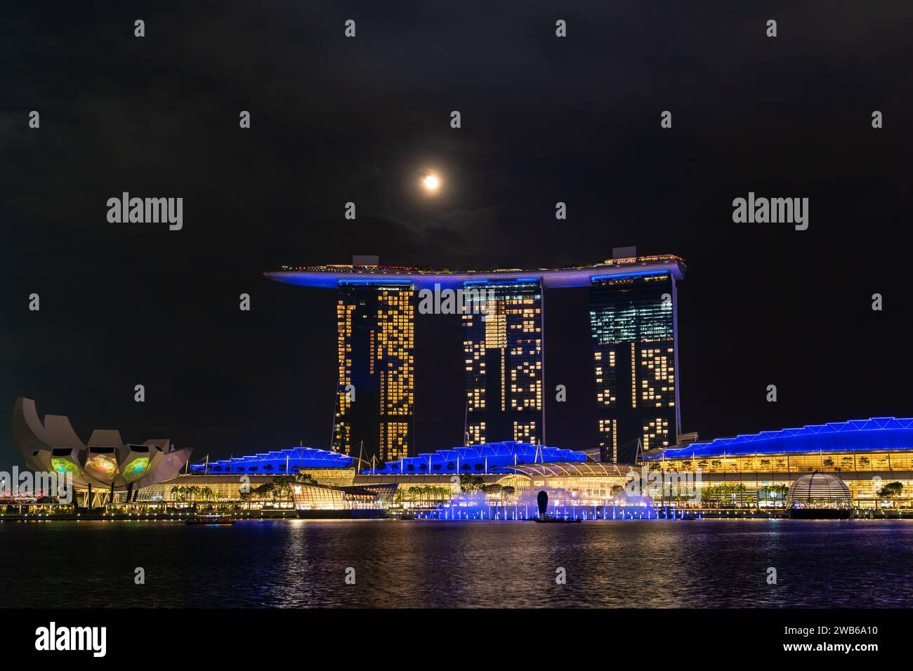 Singapour - août 30,2023 : magnifique vue nocturne sur Marina Bay Sands à Singapour. Banque D'Images
