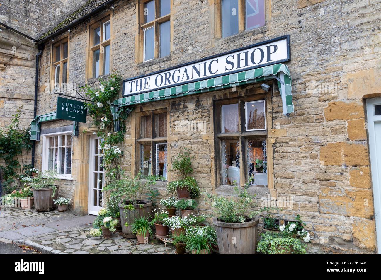 Stow sur la ville de marché de Wold cotswolds avec l'épicerie Organic Shop sur la place du marché, Gloucestershire, Angleterre, Royaume-Uni, 2023 Banque D'Images