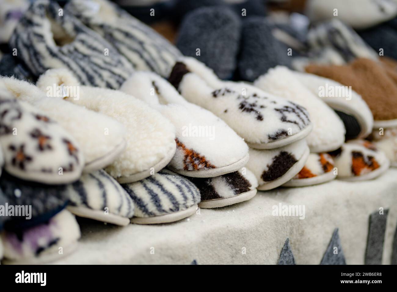 Chaussons chauds en laine de mouton vendus sur le marché de Pâques à Vilnius. Foire annuelle de printemps se tient en mars dans les rues de la capitale de la Lituanie. Banque D'Images