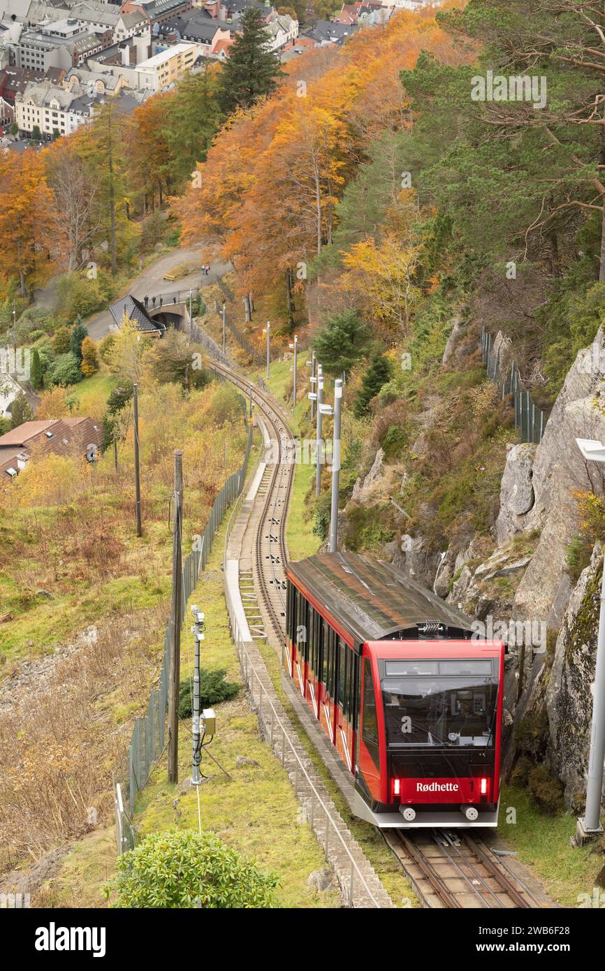 Le Fløibanen est un funiculaire de la ville norvégienne de Bergen. Il relie le centre-ville à la montagne de Fløyen Banque D'Images