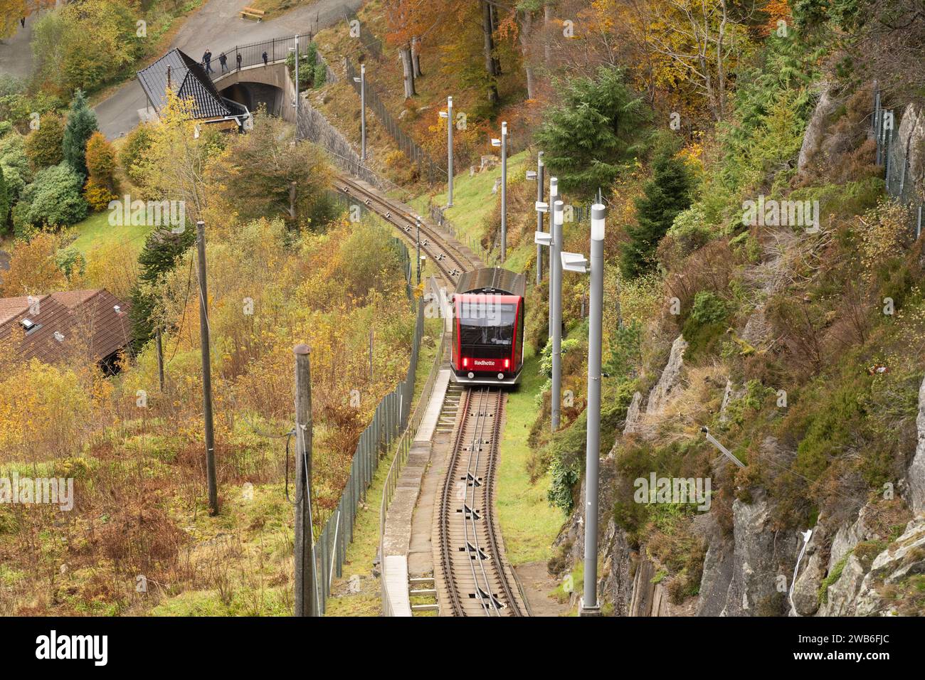 Le Fløibanen est un funiculaire de la ville norvégienne de Bergen. Il relie le centre-ville à la montagne de Fløyen Banque D'Images