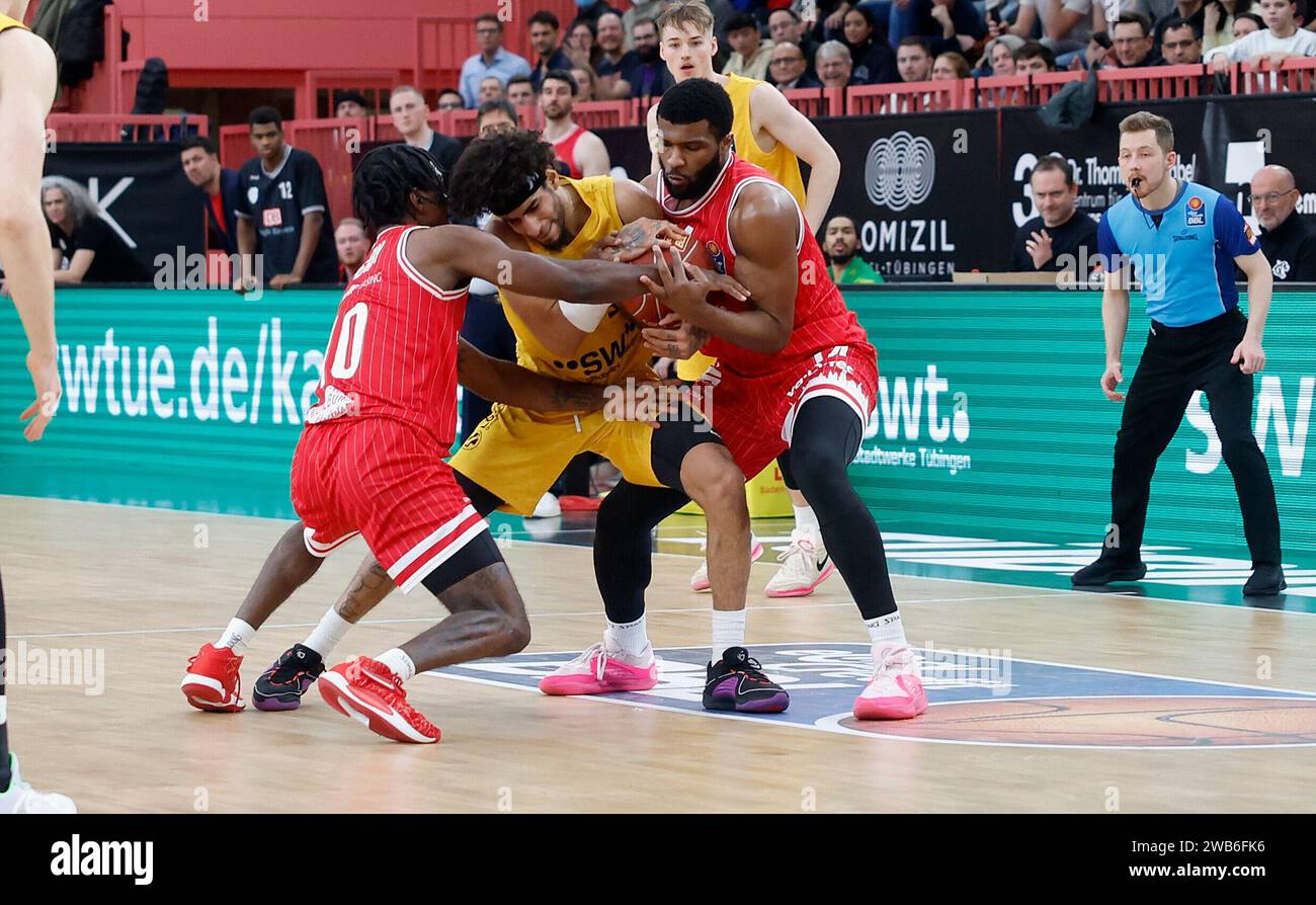 Tuebingen, Deutschland. 08 janvier 2024. V. l. Darius Perry (Wuerzburg baskets, 10), Jhivvan Jackson (Tigers Tuebingen, 56) et Emmanuel Little (Wuerzburg baskets, 14), beim Kampf UM den ball. 08.01.2024, basket-ball, BBL, Tigers Tuebingen Wuerzburg baskets, GER, Tuebingen, Paul Horn-Arena. Crédit : dpa/Alamy Live News Banque D'Images