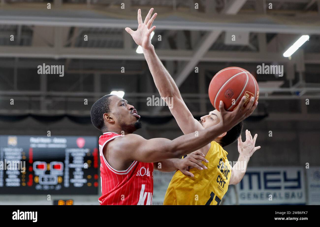 Tuebingen, Deutschland. 08 janvier 2024. V. l. Isaiah Washington (Wuerzburg baskets, 11) et Mateo seric (Tigers Tuebingen, 17). 08.01.2024, basket-ball, BBL, Tigers Tuebingen Wuerzburg baskets, GER, Tuebingen, Paul Horn-Arena. Crédit : dpa/Alamy Live News Banque D'Images