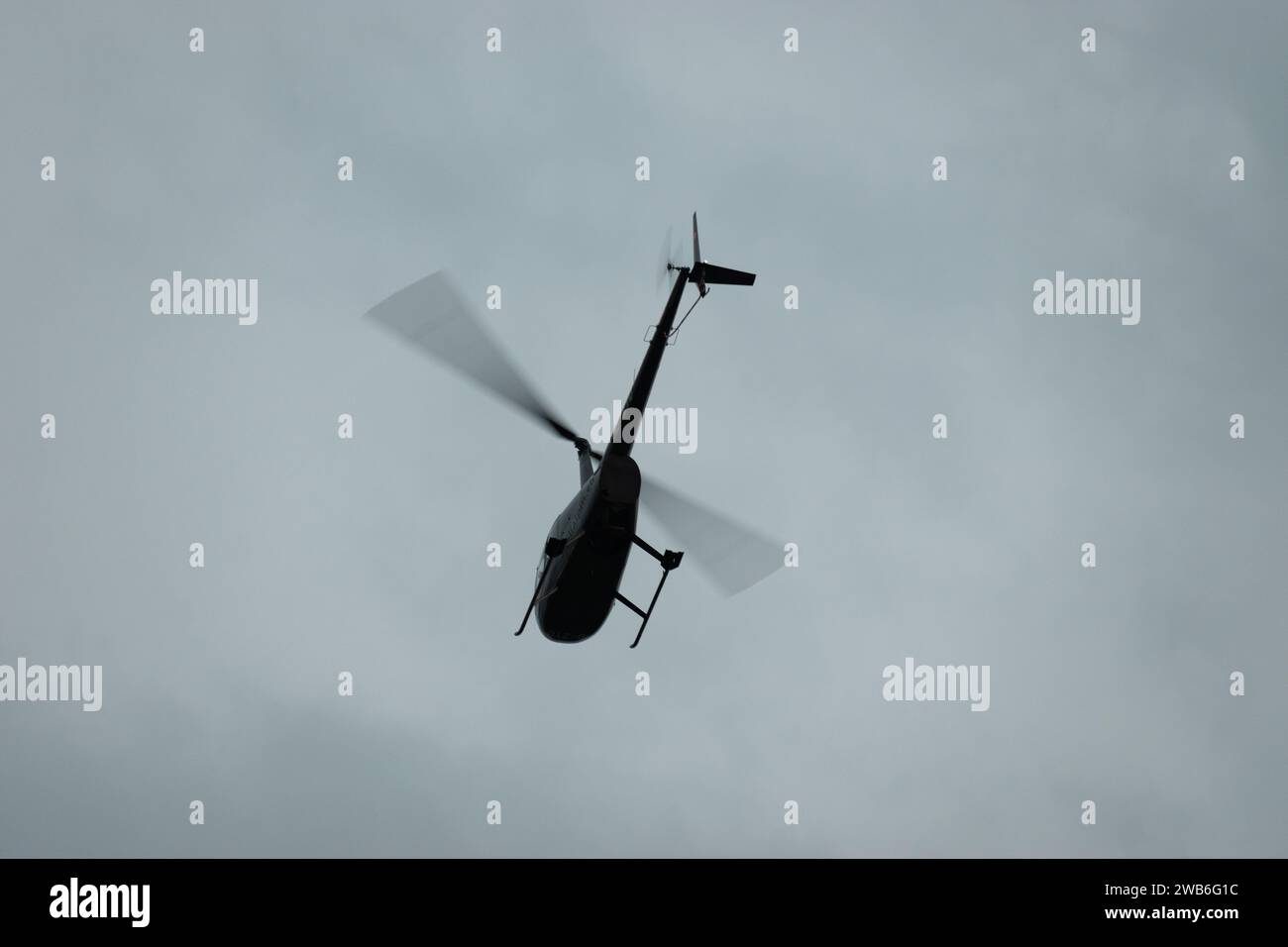 Aéroport d'Altenrhein, Saint-Gall, Suisse, 12 septembre 2023 hélicoptère HB-ZTD Robinson R44 Raven II dans le ciel Banque D'Images