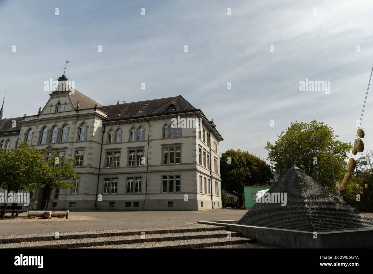 Bremgarten, Canton d'Argovie, Suisse, 3 septembre 2023 Bâtiment scolaire sur une petite place du centre-ville Banque D'Images