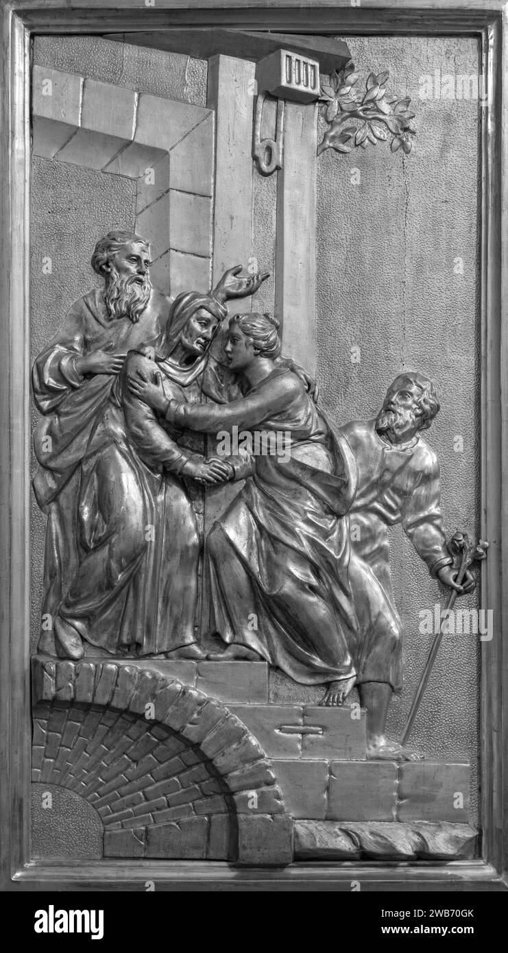 La Visitation (la Vierge Marie rend visite à sa parente Elizabeth) – une sculpture en relief. Église de Saint Giles (Kirche St. Ägyd) à Gumpendorf, Vienne. Banque D'Images