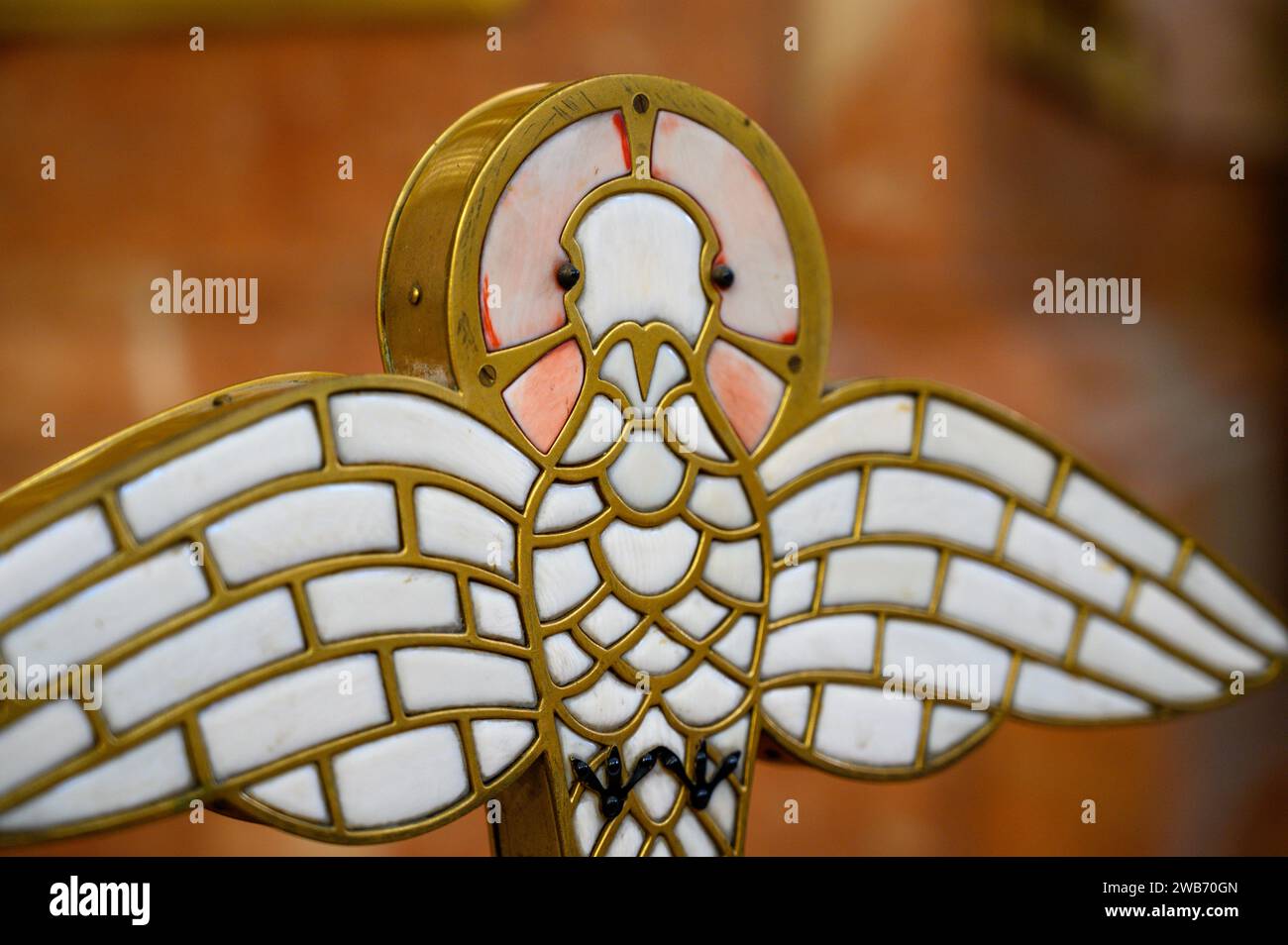 Une colombe, le symbole de l'Esprit Saint, sur la couverture d'un fonts baptismaux dans l'église de Saint Giles (Kirche St. Ägyd) à Gumpendorf, Vienne. Banque D'Images