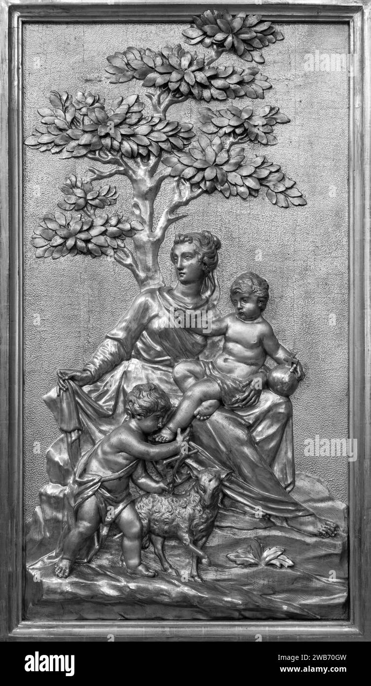 La Vierge Marie, Jésus et Jean-Baptiste – une sculpture en relief. Église de Saint Giles (Kirche St. Ägyd) à Gumpendorf, Vienne. Banque D'Images