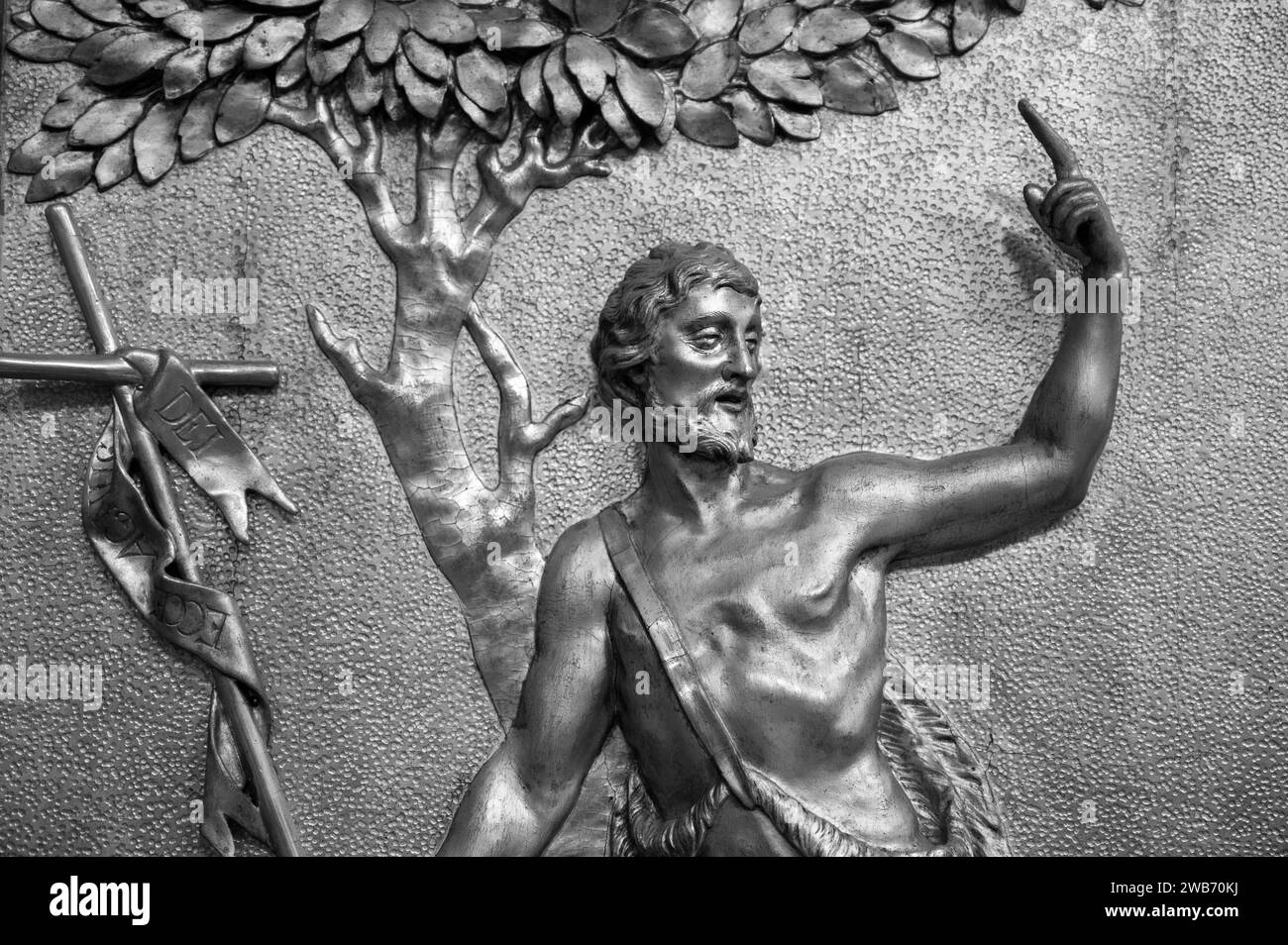 Saint Jean-Baptiste appelant à la pénitence – une sculpture en relief. Église de Saint Giles (Kirche St. Ägyd) à Gumpendorf, Vienne. Banque D'Images
