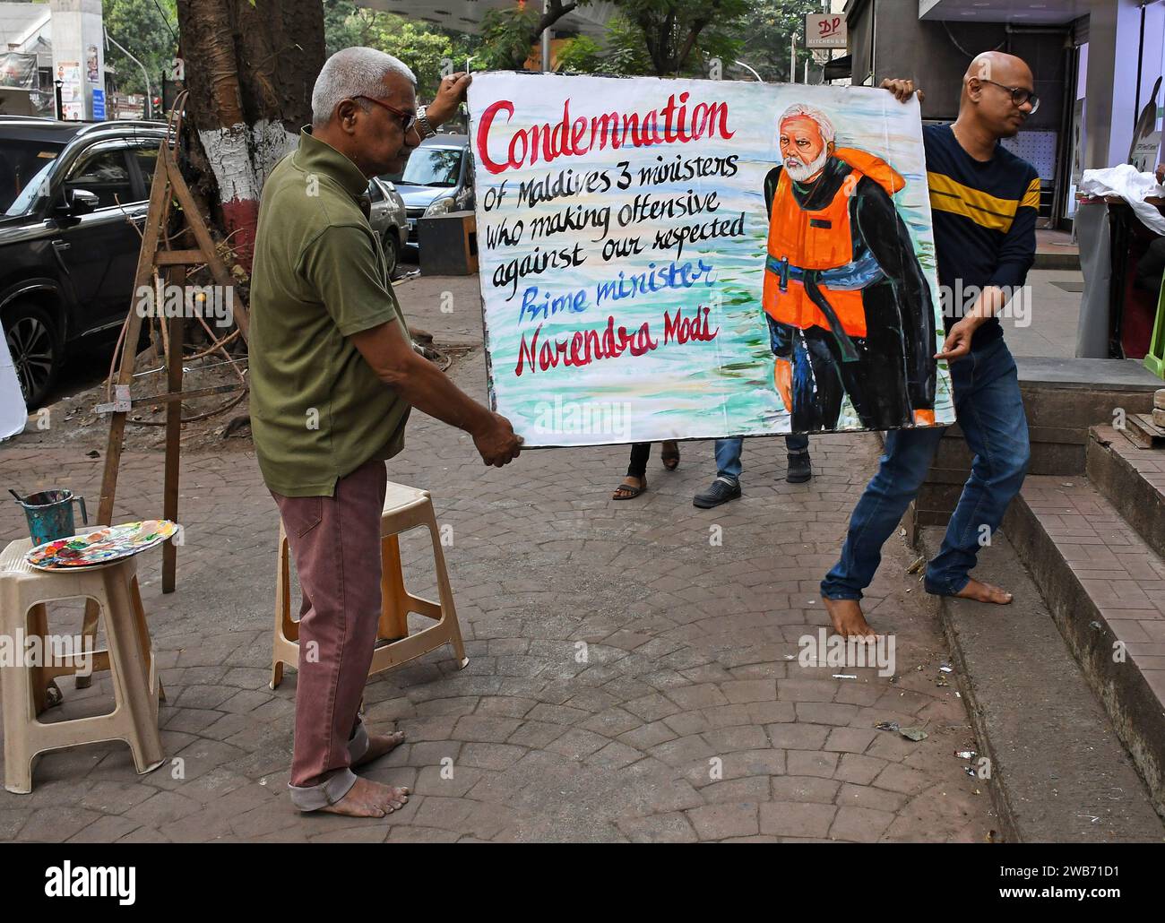 Mumbai, Inde. 08 janvier 2024. Les enseignants de l'école d'art Gurukul portent une affiche peinte pour condamner la déclaration des ministres des Maldives sur le Premier ministre indien Narendra Modi et l'Inde en général. Les Indiens se sont rendus sur les réseaux sociaux pour boycotter leur visite aux Maldives pour des vacances en raison de l'insulte au Premier ministre Narendra Modi et à l'Inde en général. (Photo Ashish Vaishnav/SOPA Images/Sipa USA) crédit : SIPA USA/Alamy Live News Banque D'Images