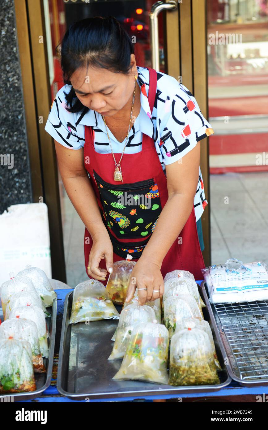 Une thaïlandaise vendant son déjeuner dans un sac en plastique. Bangkok, Thaïlande. Banque D'Images