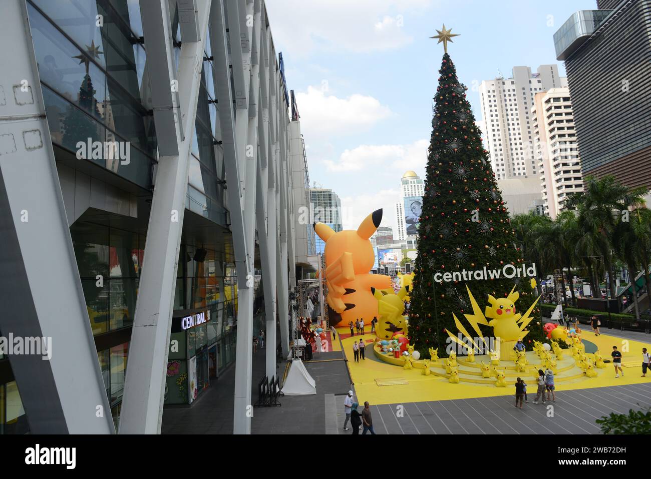 Le centre commercial Central World avec un arbre de Noël géant pendant les vacances de Noël à Bangkok, Thaïlande. Banque D'Images