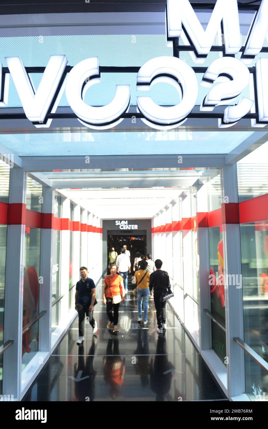 Un pont piétonnier reliant le Siam Center et le centre commercial Siam Discovery à Bangkok, en Thaïlande. Banque D'Images