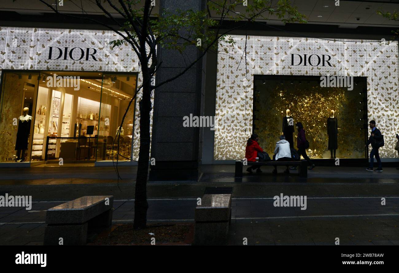 Piétons marchant près de la boutique Dior à Xinyi, Taipei, Taiwan. Banque D'Images