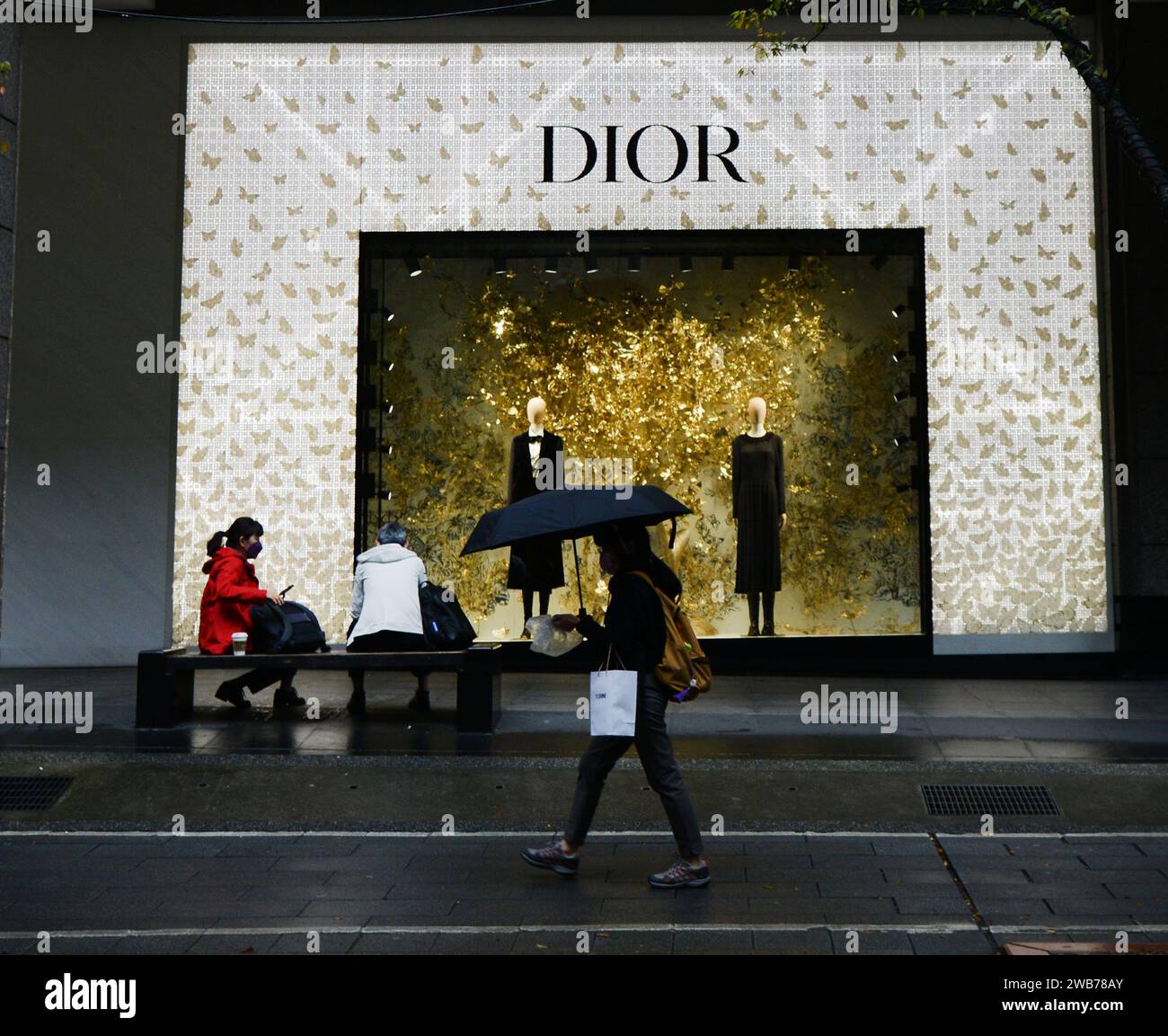 Piétons marchant près de la boutique Dior à Xinyi, Taipei, Taiwan. Banque D'Images