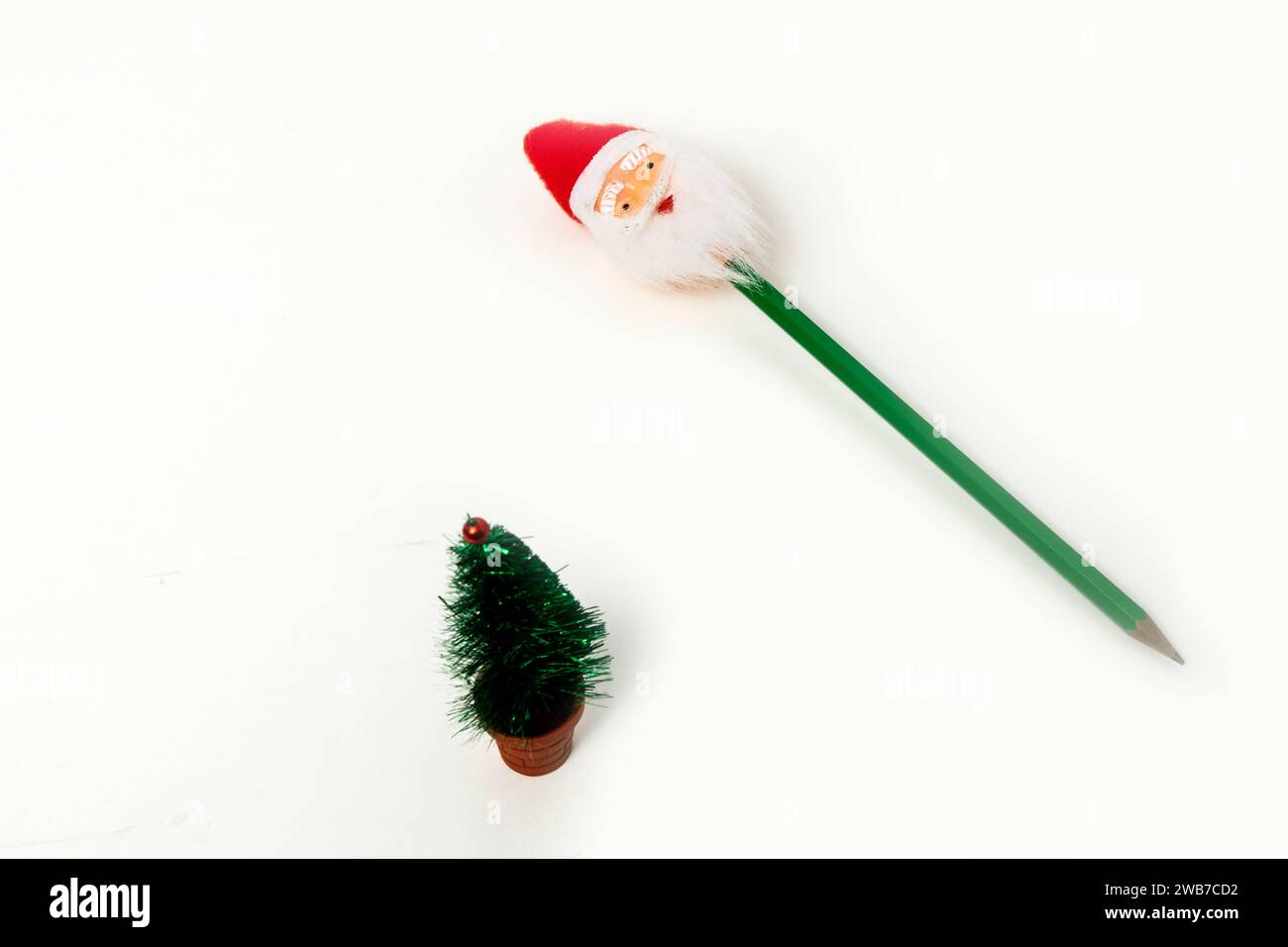 Père Noël sur crayon en bois sur fond blanc isolé Banque D'Images
