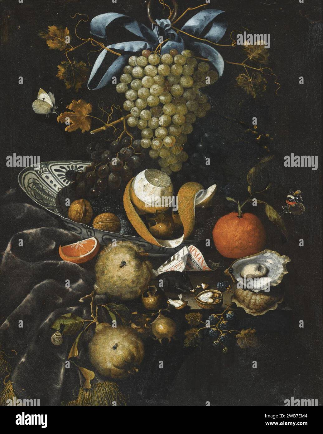 Martinus Nellius - nature morte de raisins, noix, citron à moitié pelé et mûres dans un bol en porcelaine WAN-Li. Banque D'Images