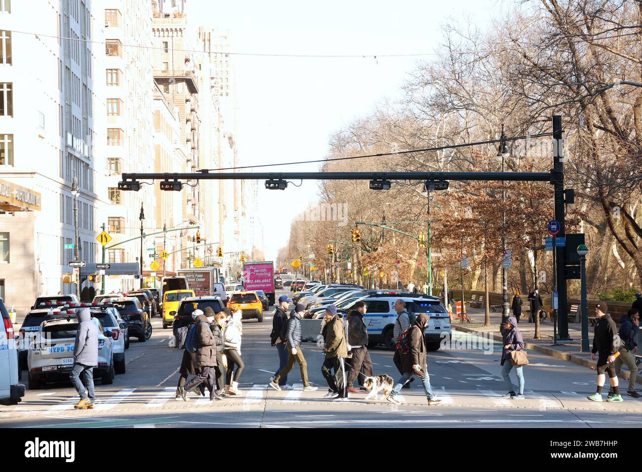 New York, États-Unis. 08 janvier 2024. Nouveaux péages de congestion installés dans le Upper West Side à New York le 8 janvier 2024. New York devrait devenir la première ville du pays à mettre en place une tarification de la congestion dès le printemps prochain. Le système facturera les voitures, les autobus, les motos et les camions à un tarif basé sur la taille et le nombre d'occupants du véhicule pour se rendre à Manhattan sur ou en dessous de la 60e rue. Le péage de congestion devrait être recommandé à 15 $ pour les voitures à entrer dans Midtown Manhattan. Photo de Charles Guerin/ABACAPRESS.COM crédit : Abaca Press/Alamy Live News Banque D'Images