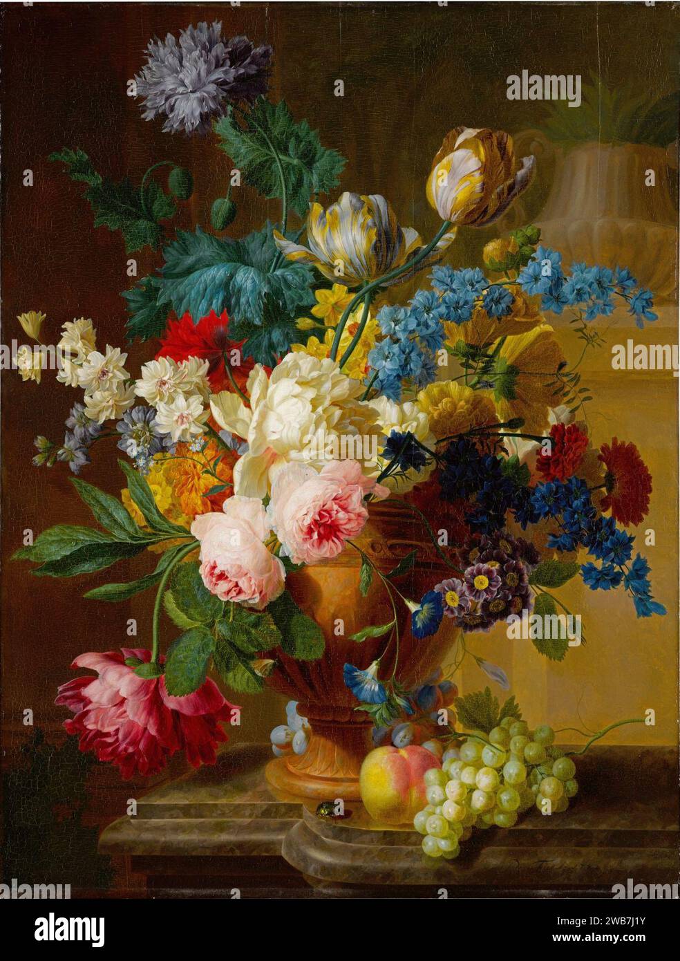 Pieter Faes - nature morte de roses, pivoines, tulipes, narcisses et autres fleurs dans un vase en terre cuite, avec des raisins et une pêche. Banque D'Images