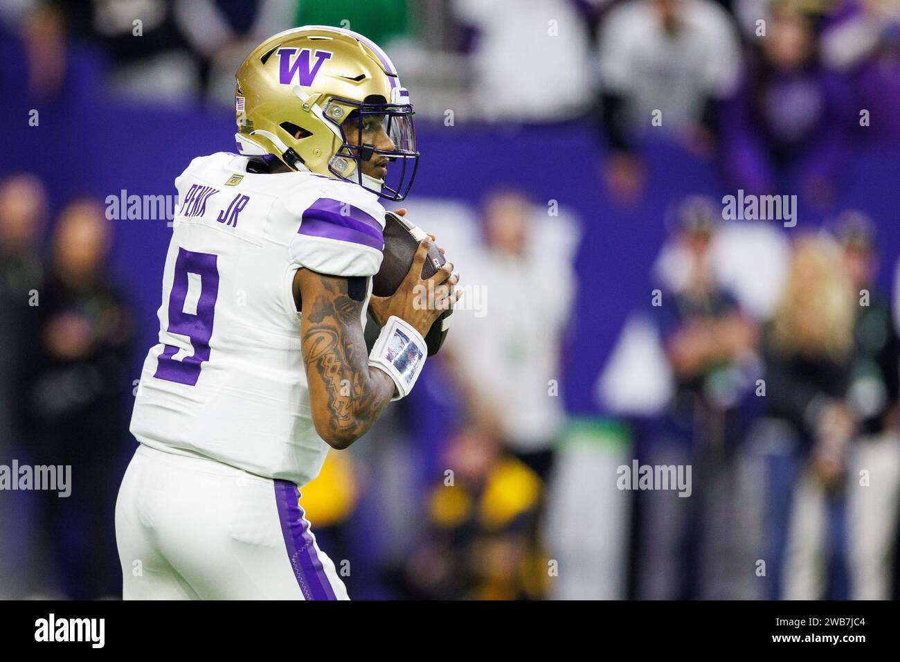 08 janvier 2024 : le quarterback Michael Penix Jr. (9 ans) passe le ballon lors des éliminatoires du championnat national de football universitaire entre les Huskies de Washington et les Wolverines du Michigan au NRG Stadium de Houston, Texas. John Mersits/CSM Banque D'Images