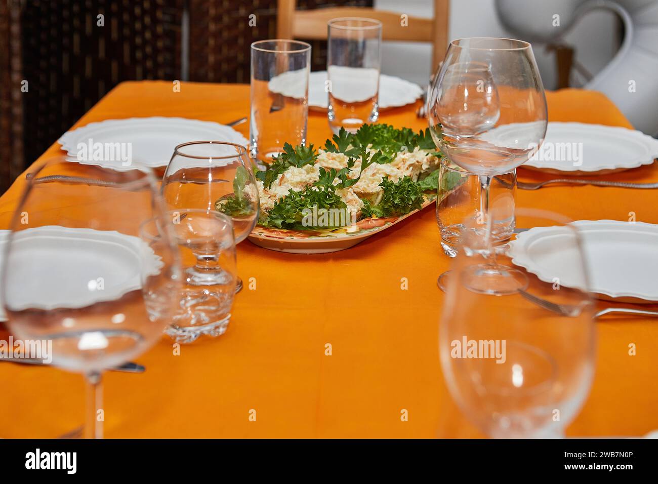 Une table magnifiquement dressée pour célébrer le nouvel an, avec verrerie élégante, assiettes et délicieux assortiment de délices gastronomiques Banque D'Images