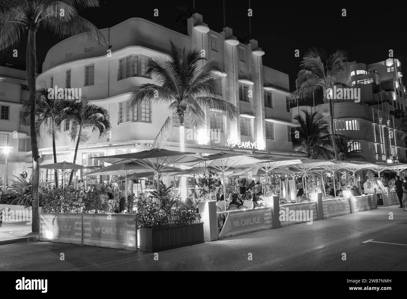 Miami, Floride États-Unis - 16 avril 2021: Miami South Beach Ocean Drive illuminé architecture dans la nuit ville de miami pendant les vacances d'été. le carlton. Banque D'Images
