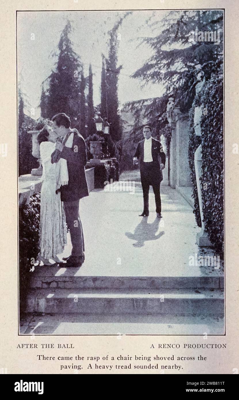 Il y a eu la râpe d'une chaise poussée à travers le pavage. Une bande de roulement lourde sonna à proximité. Après le bal : une romance de la jeunesse d'aujourd'hui ; illustré avec des scènes du photoplay "après le bal" produit par Renco film Company ; de la chanson-histoire très populaire du même nom par Charle adaptée par Colwell, James Date de publication 1924 Éditeur Los Angeles, Californie. : The Times-Mirror Press Storyline - Un mari aimant s'amuser est pris pour un bandit et envoyé en prison. Il permet à tout le monde, y compris à sa femme, de penser qu'il est mort. Des années plus tard, il s'échappe de prison et retrouve sa femme an Banque D'Images