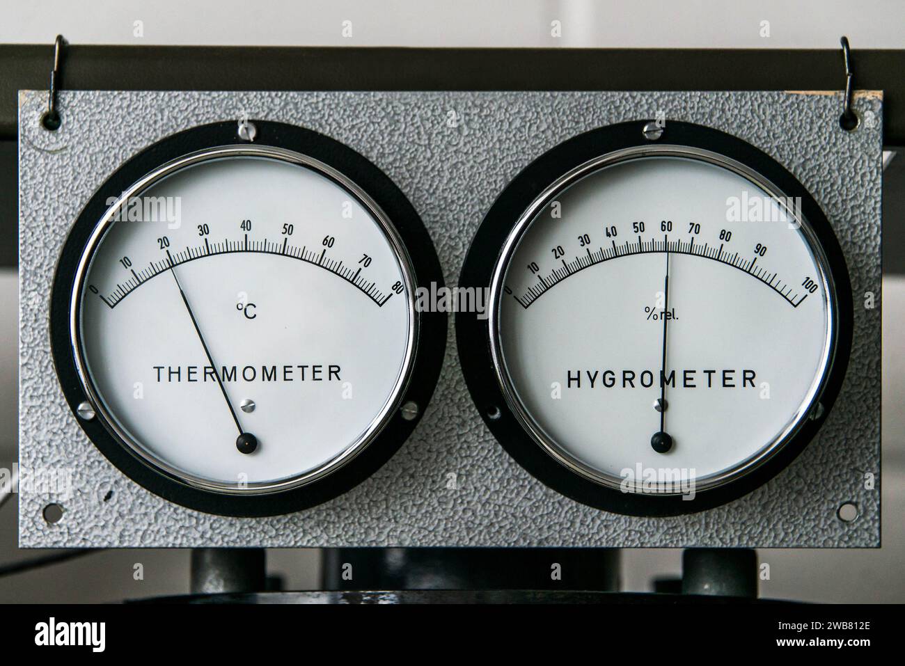 Thermomètre avec hygromètre manomètre mesure de l'humidité et de la température sur une paroi métallique industrielle. Banque D'Images