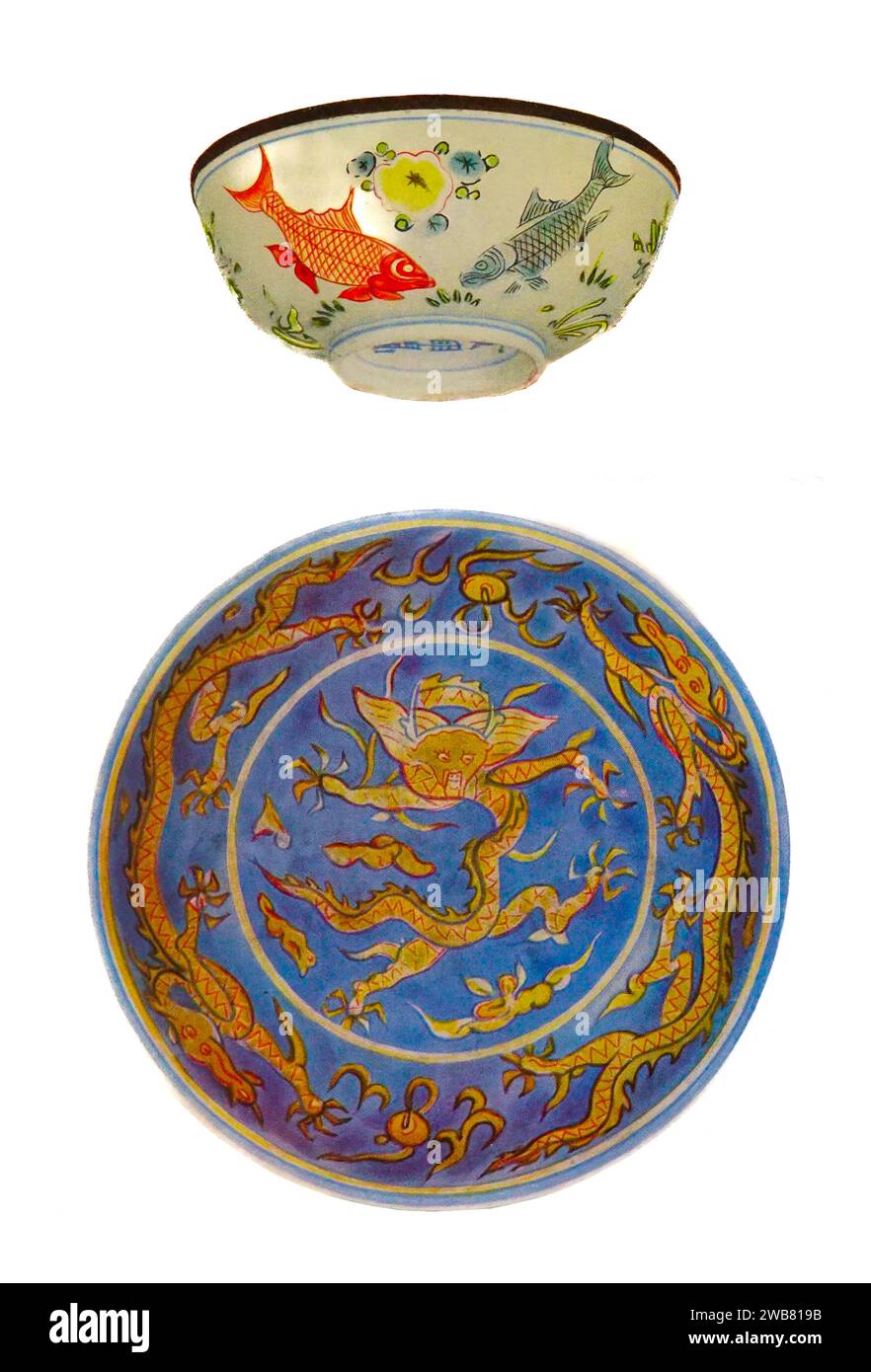 Coupe à vin et soucoupe en porcelaine fine peinte en émail fin XVIe siècle. De l'art chinois : cent planches en couleur reproduisant poteries & porcelaines de toutes les époques, jades, laques, peintures, bronzes, meubles, etc., par Hobson, R. L. (Robert Lockhart), 1872-1941 Date de publication 1927 Éditeur New York : The Macmillan Company Banque D'Images