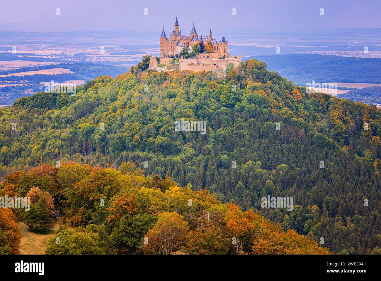 Vue sur le château de Hohenzollern le siège ancestral de la maison impériale de Hohenzollern. Le troisième des trois châteaux en haut d'une colline construit sur le site, il est situé Banque D'Images