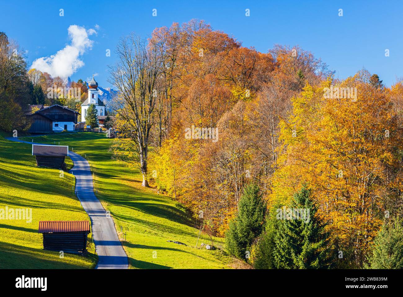 Automne à Wamberg, avec la vue vers l'église de Sainte-Anne. Wamberg est l'un des villages religieux les plus élevés d'Allemagne. Wamberg est proche Banque D'Images