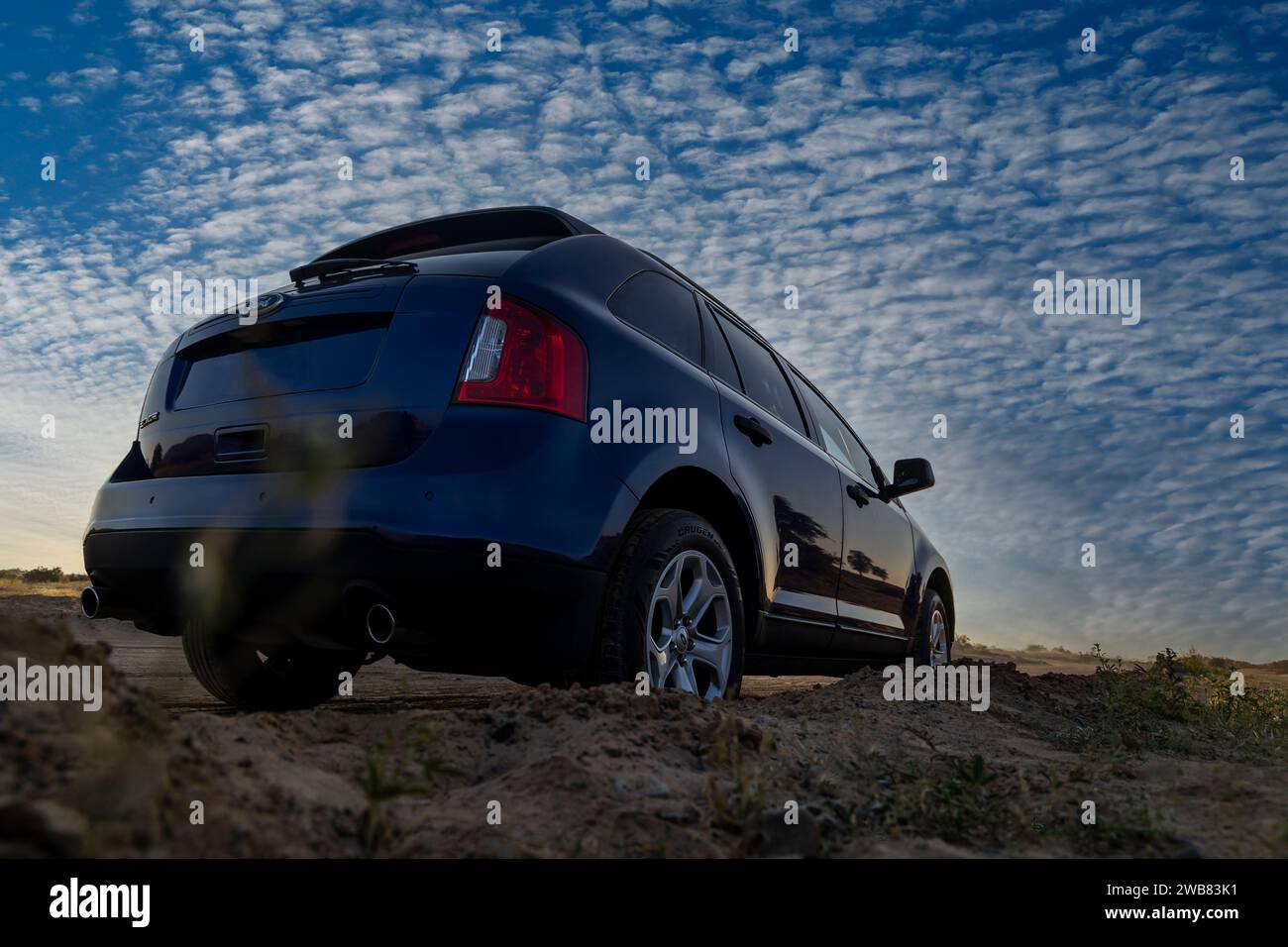 Dubaï, Émirats arabes Unis, 7 janvier 2024. Voiture Ford Edge 4x4 de couleur bleue garée dans le désert. Banque D'Images