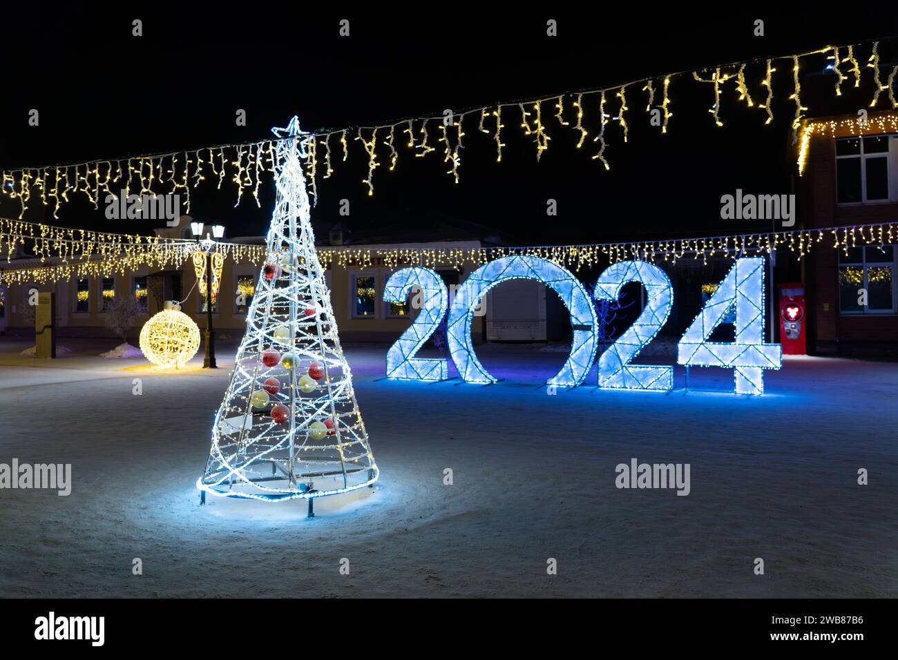 2023 chiffres sur la neige sur fond de nuit sombre. Des figures ...