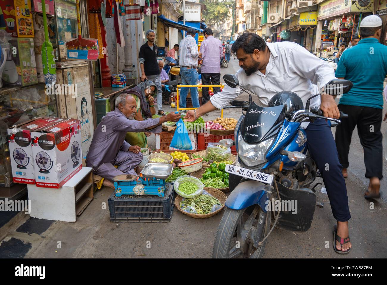 Mumbai, Maharashtra, Inde, Indien achetant des légumes à vélo, Editorial seulement. Banque D'Images