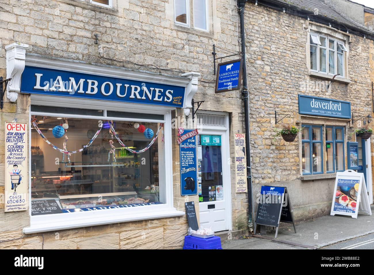 Magasin de boucheries traditionnelles anglaises, Lambournes, dans la ville de cotswold Stow on the Wold, Angleterre, Royaume-Uni, 2023 Banque D'Images