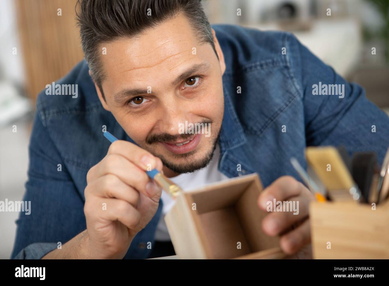 portrait d'homme et faites-le vous-même assemblage de meubles Banque D'Images